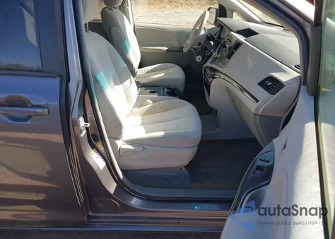 2014 Toyota Sienna Le V6 8 Passenger z USA, uszkodzony, nr VIN 5TDKK3DC0ES426736